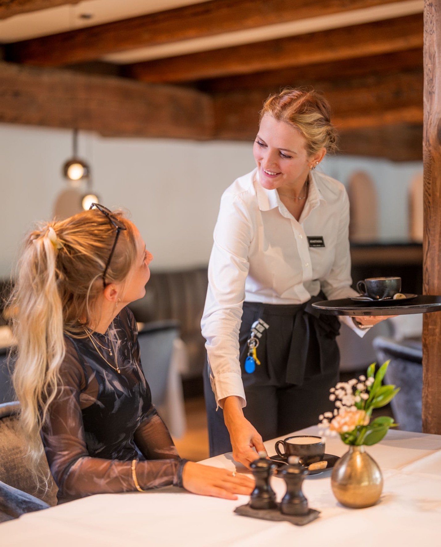 Familie beim Rodeln im Winterurlaub in Leogang beim Hotel Krallerhof &ndash; gemeinsamer Skiurlaub im Schnee  (c) Edward Gr&ouml;ger